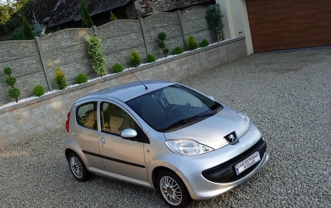 Peugeot 107 cena 8900 przebieg: 200000, rok produkcji 2006 z Janikowo małe 121